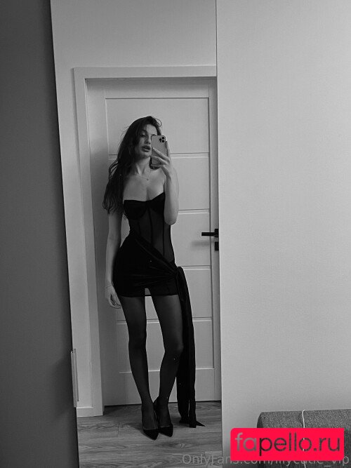 Supermodels Nude Onlyfans Photo 3
