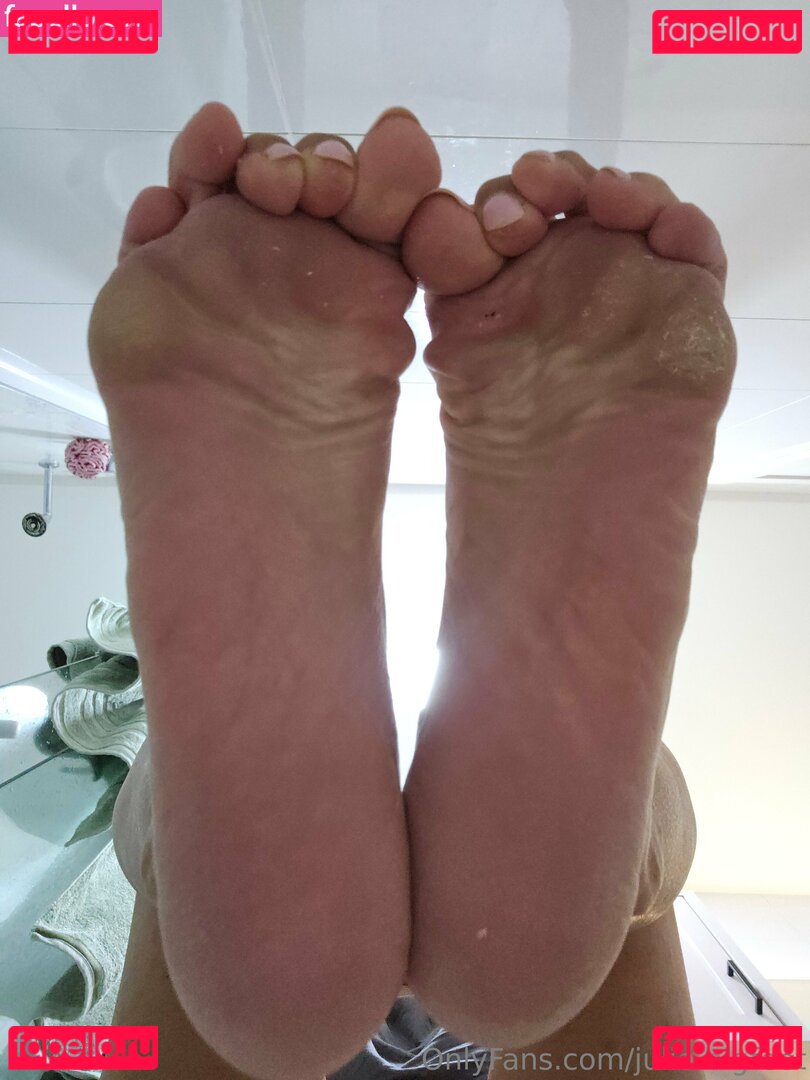 julie.bigfeet / juliesfeet Onlyfans Photo Gallery 
