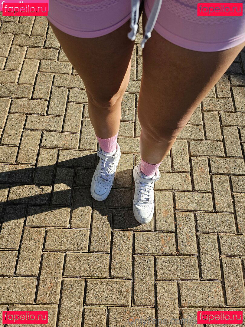 julie.bigfeet / juliesfeet Onlyfans Photo Gallery 