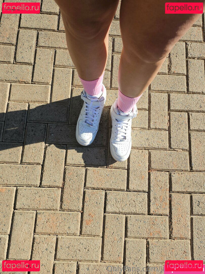 julie.bigfeet / juliesfeet Onlyfans Photo Gallery 