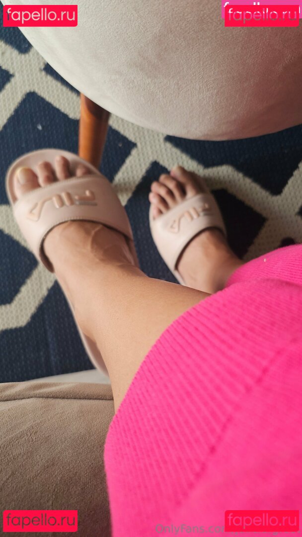 julie.bigfeet / juliesfeet Onlyfans Photo Gallery 