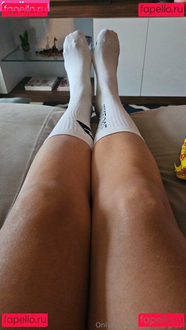 julie.bigfeet / juliesfeet Onlyfans Photo Gallery 