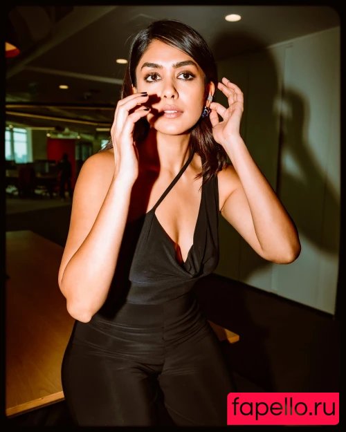 Mrunal Thakur Nude Onlyfans Photo 49