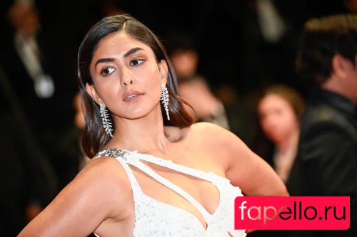 Mrunal Thakur Nude Onlyfans Photo 38