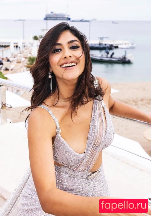 Mrunal Thakur Nude Onlyfans Photo 37