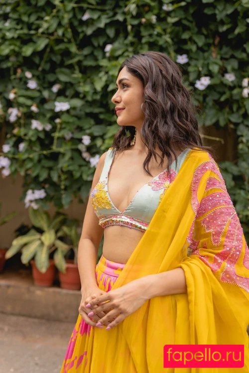 Mrunal Thakur Nude Onlyfans Photo 32