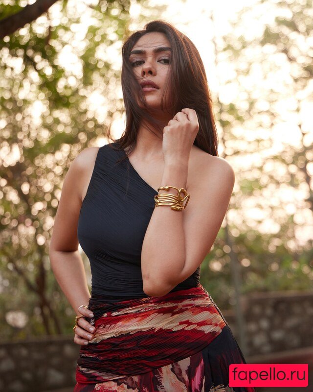 Mrunal Thakur Nude Onlyfans Photo 11