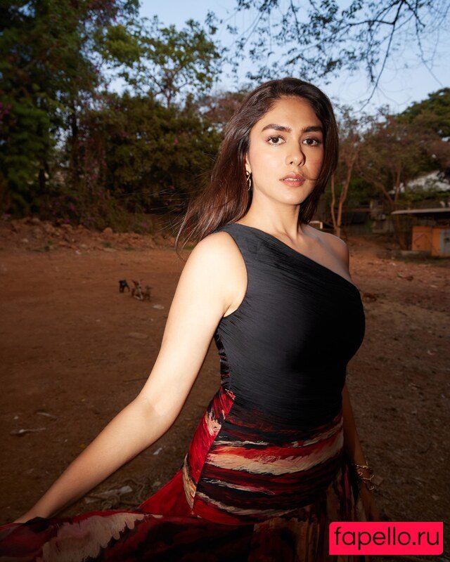 Mrunal Thakur Nude Onlyfans Photo 12
