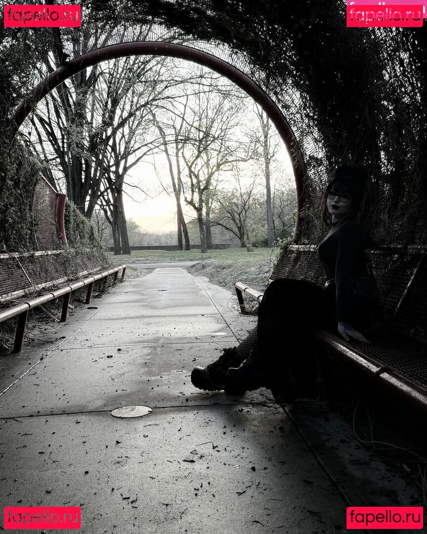 HotGothMlf / yourhotm.lf / yourhotmlf Onlyfans Photo Gallery 