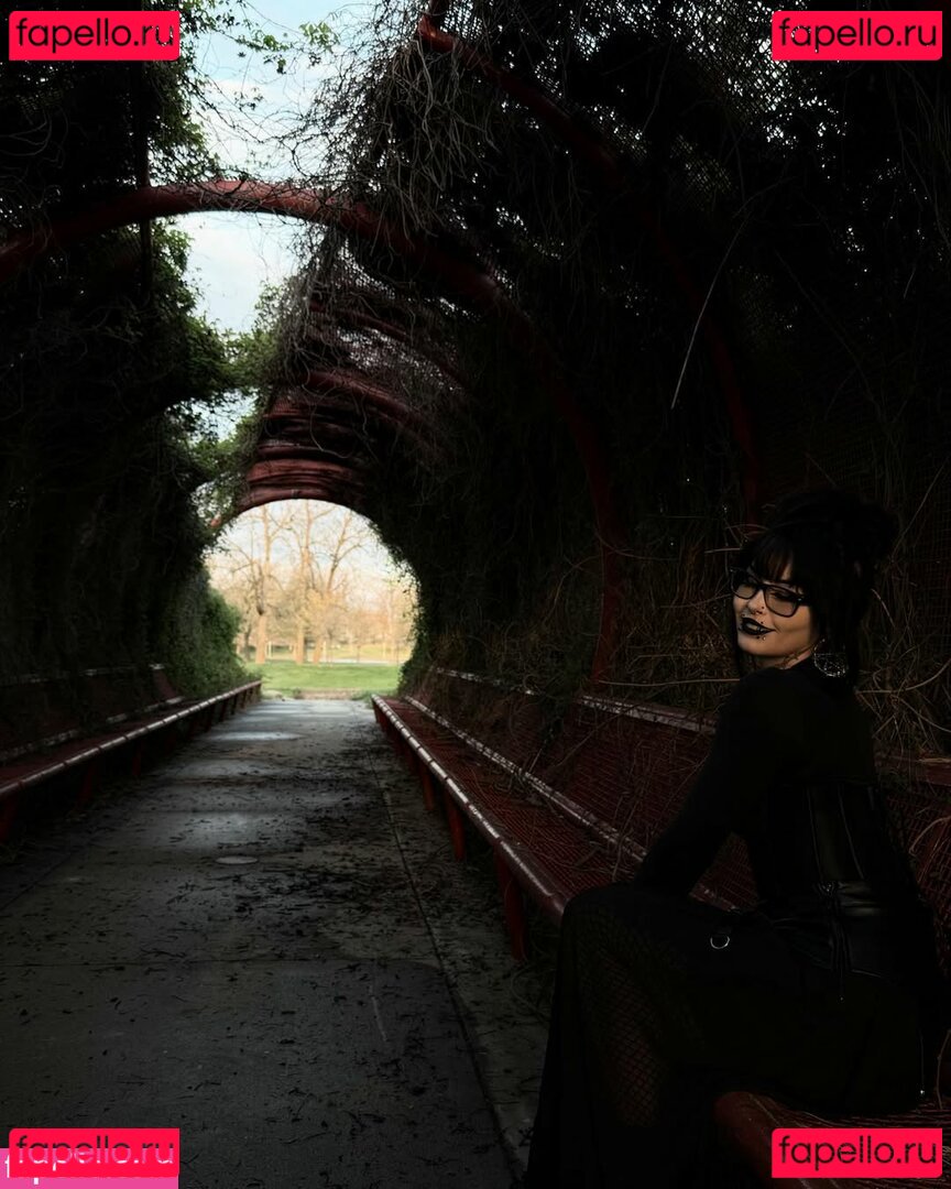 HotGothMlf / yourhotm.lf / yourhotmlf Onlyfans Photo Gallery 