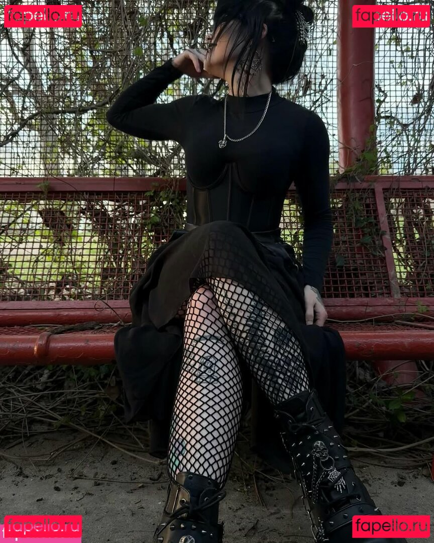 HotGothMlf / yourhotm.lf / yourhotmlf Onlyfans Photo Gallery 