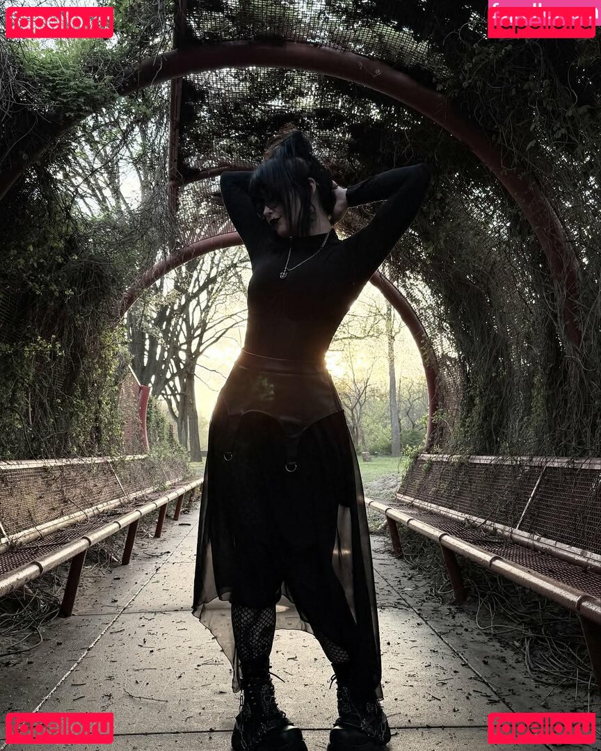 HotGothMlf / yourhotm.lf / yourhotmlf Onlyfans Photo Gallery 