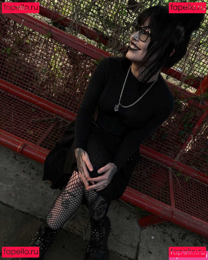 HotGothMlf / yourhotm.lf / yourhotmlf Onlyfans Photo Gallery 