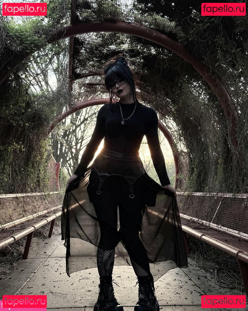 HotGothMlf / yourhotm.lf / yourhotmlf Onlyfans Photo Gallery 