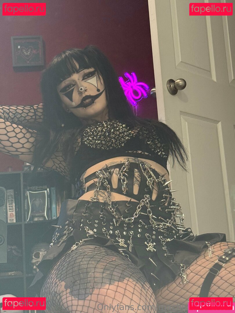 HotGothMlf / yourhotm.lf / yourhotmlf Onlyfans Photo Gallery 