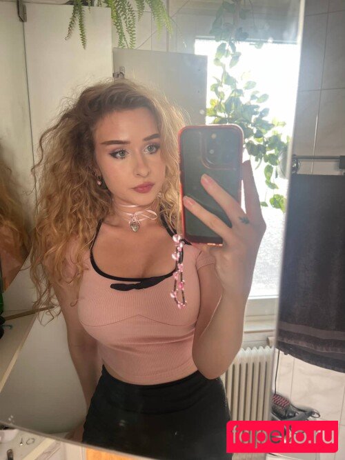 elina / elinatwitch Nude Onlyfans Photo 17