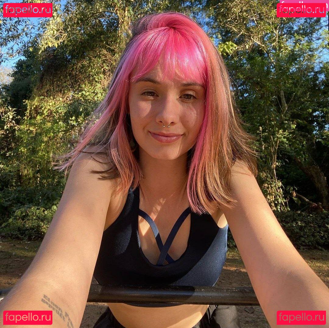 Juliakbarni / missmiapeaches Onlyfans Photo Gallery 