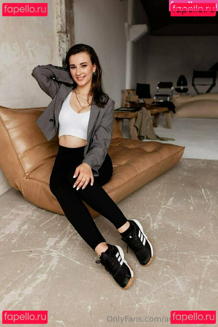 annie_cherry / annie_cherryy / https: / theanniecherry Onlyfans Photo Gallery 