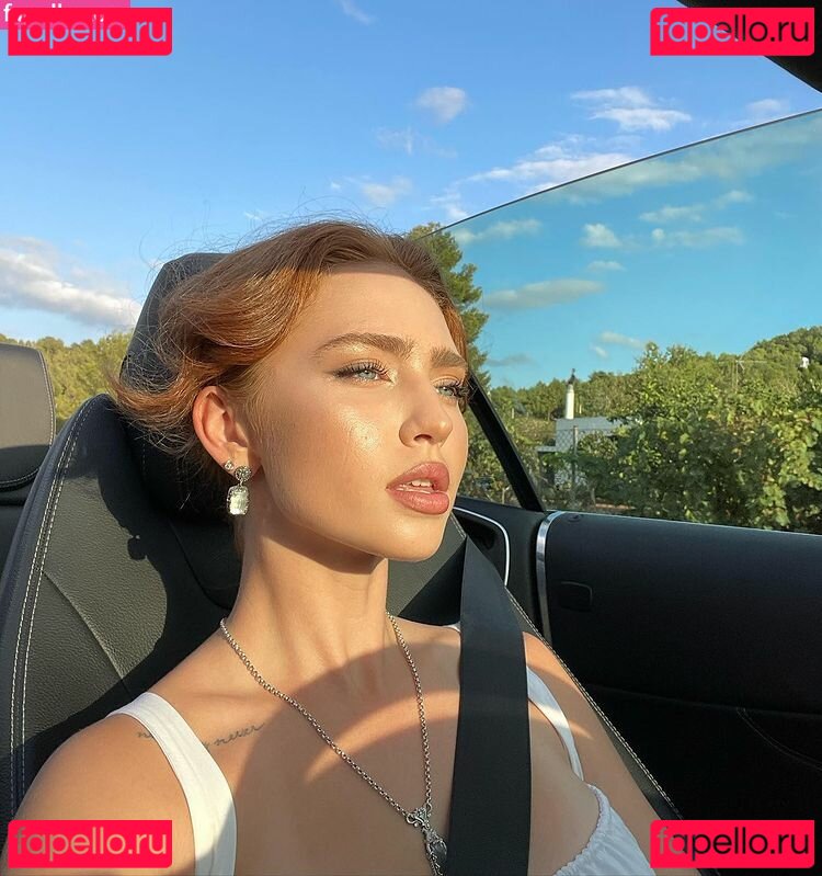 Renata Ri / Renatarii / renatari / renatarrii Onlyfans Photo Gallery 