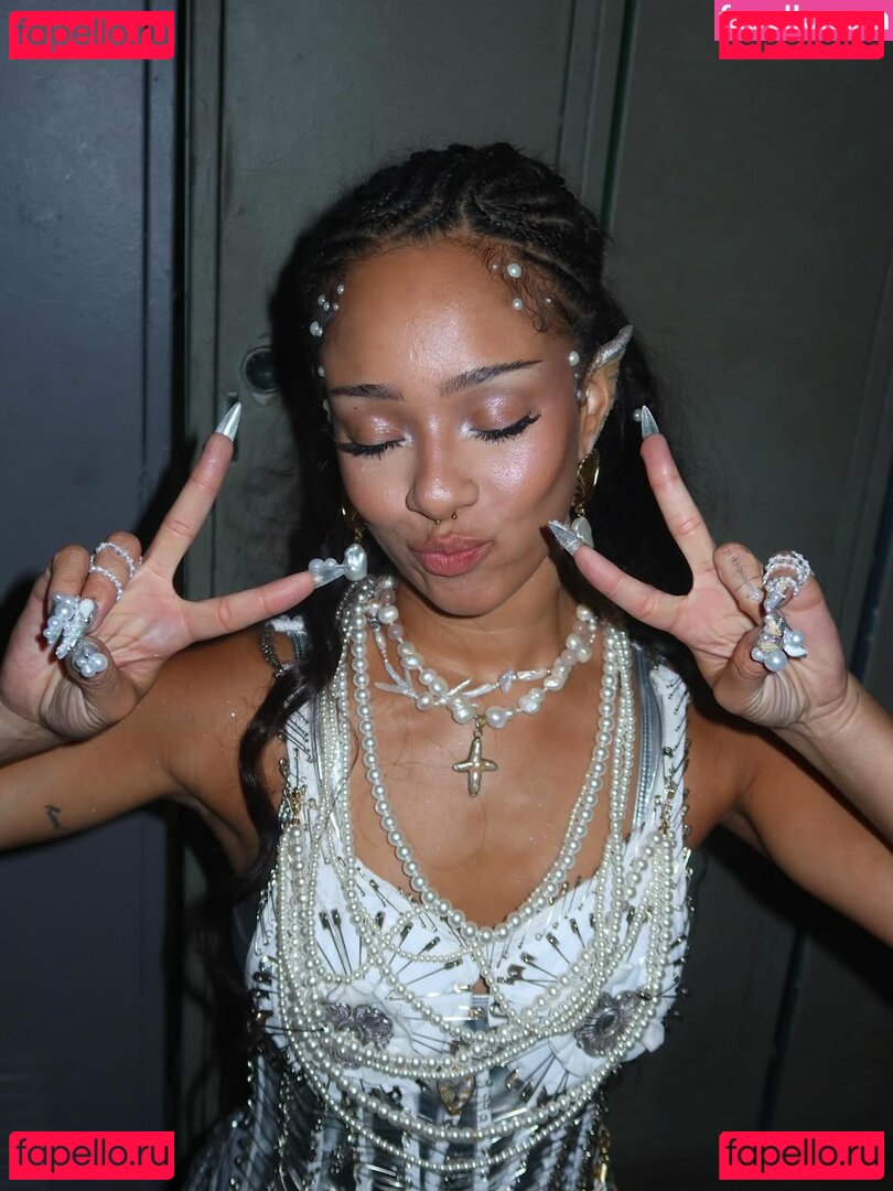 Katseye / Manon Bannerman / meretmanon Onlyfans Photo Gallery 