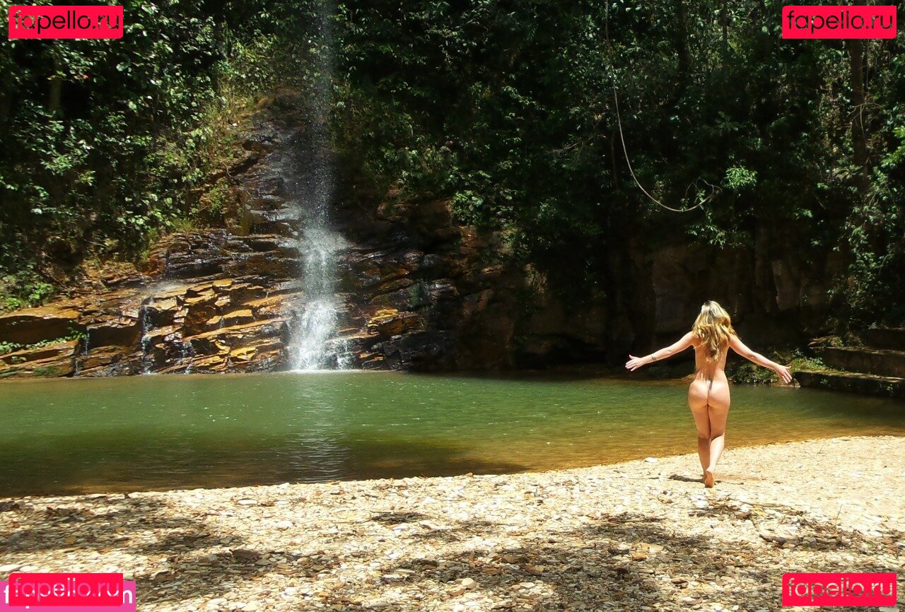 camoreschi / carinamoreschi Onlyfans Photo Gallery 