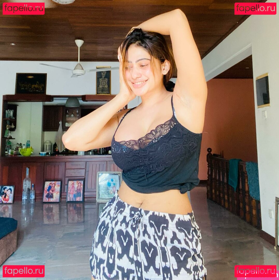 Piumi Hansamali / queenpiumi Onlyfans Photo Gallery 