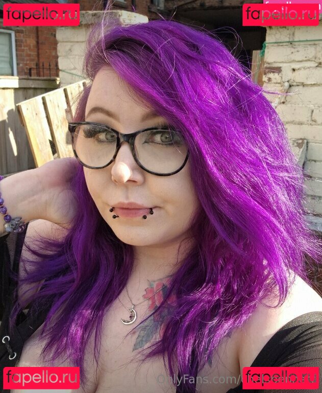 chelsbennett / cosmicbunnixo Onlyfans Photo Gallery 