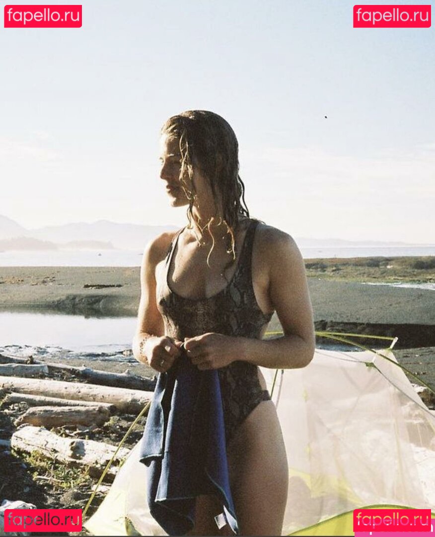 Emily Bett Rickards / emilybett Onlyfans Photo Gallery 