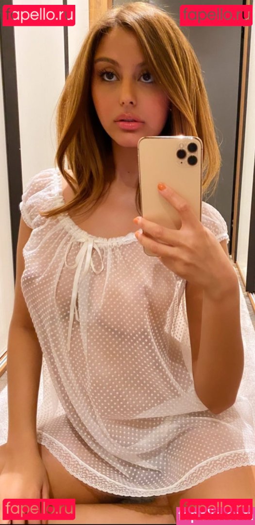 Zahia Dehar / zahiaofficiel