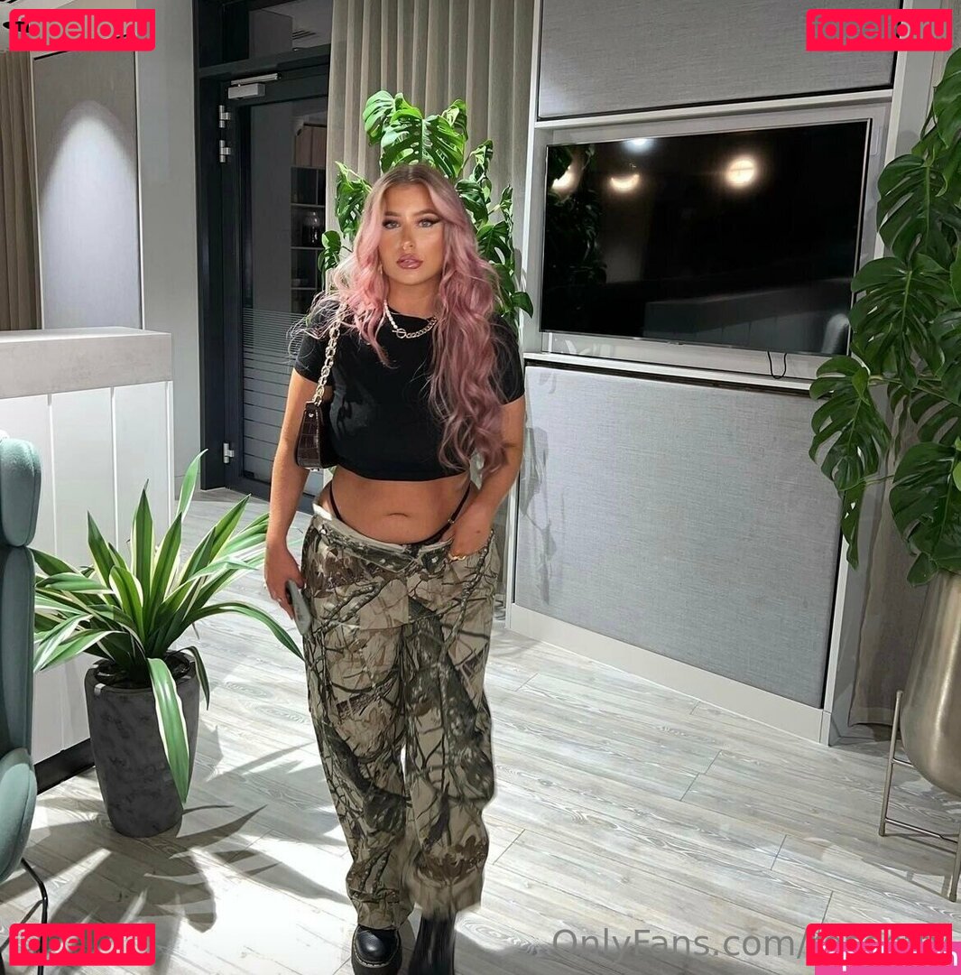 r.roseoftv / roseoftv Onlyfans Photo Gallery 