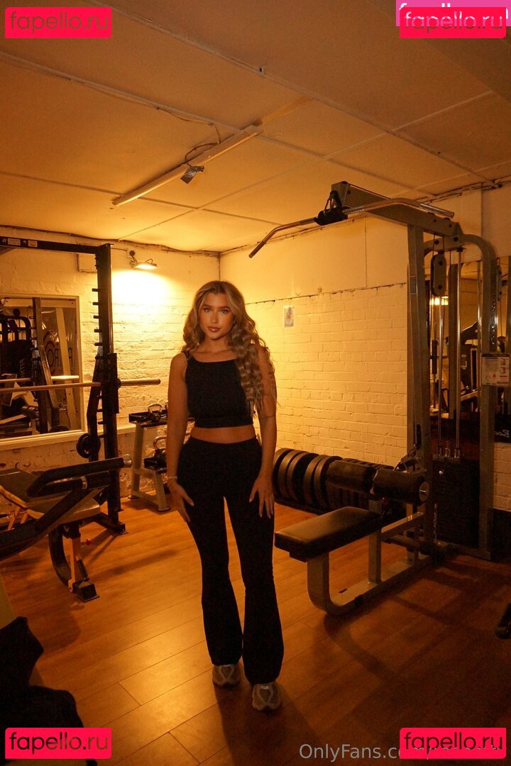 r.roseoftv / roseoftv Onlyfans Photo Gallery 