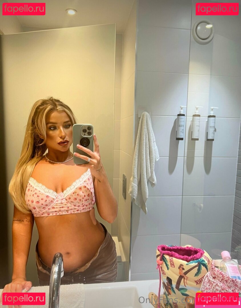 r.roseoftv / roseoftv Onlyfans Photo Gallery 