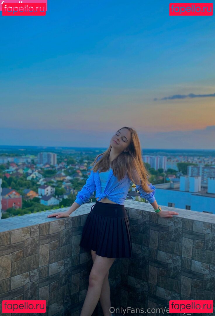 emily_petite / petite_emilyy Onlyfans Photo Gallery 