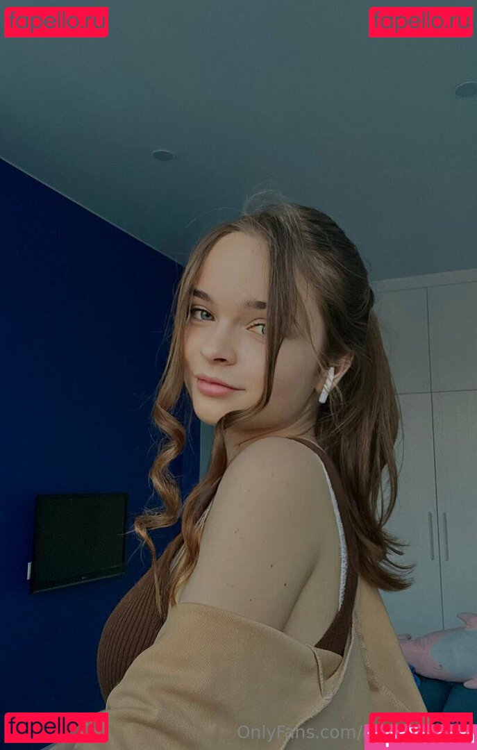 emily_petite / petite_emilyy Onlyfans Photo Gallery 