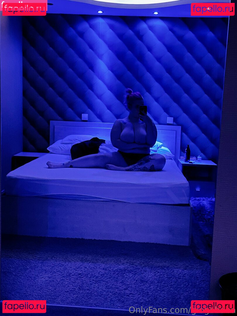 Varga Gloria / glogobaba / karovargas Onlyfans Photo Gallery 