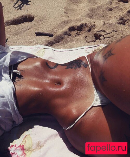 Anelaraiin Nude Onlyfans Photo 3