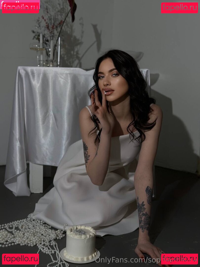 sophiaabelow / sophie.abelow Onlyfans Photo Gallery 