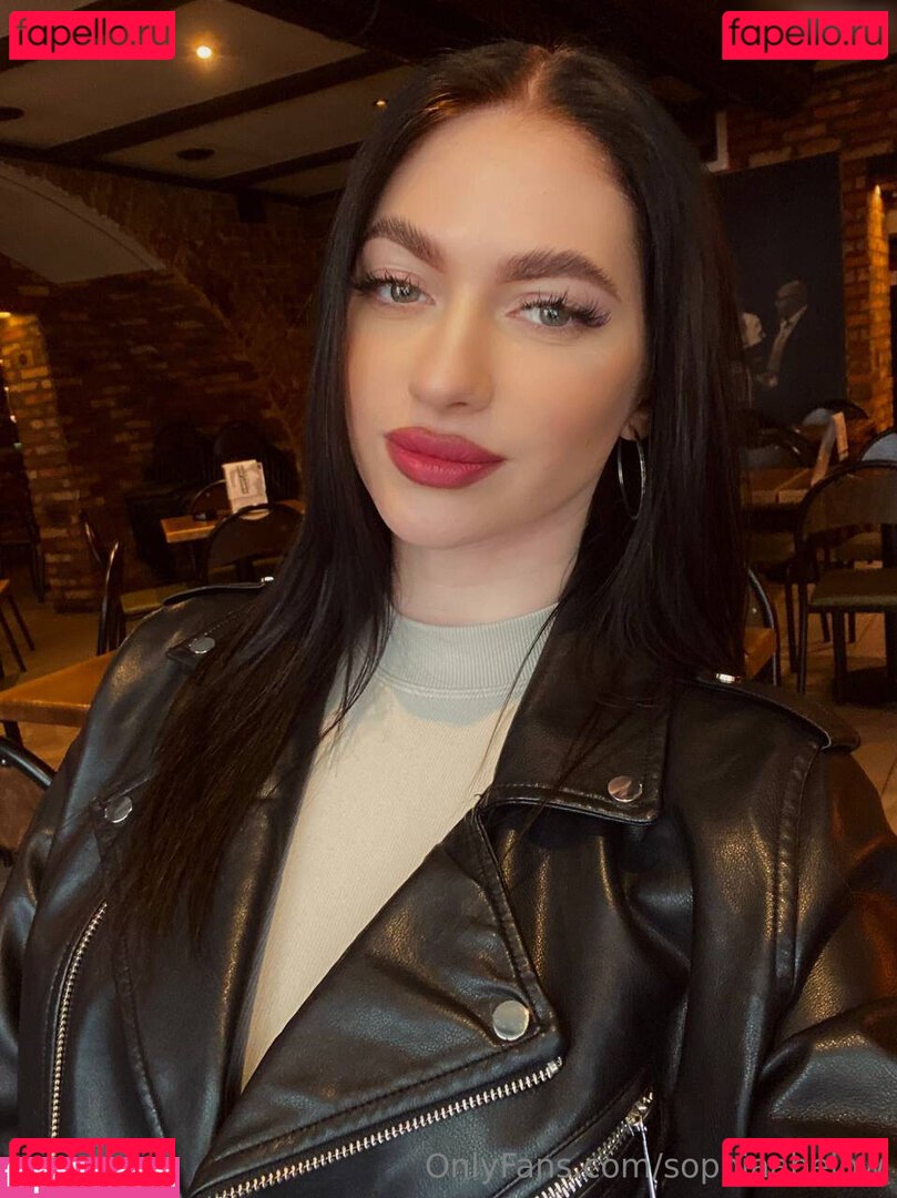 sophiaabelow / sophie.abelow Onlyfans Photo Gallery 