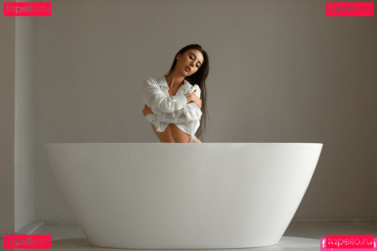 NessiBlack / NessiQ / innsee.md Onlyfans Photo Gallery 