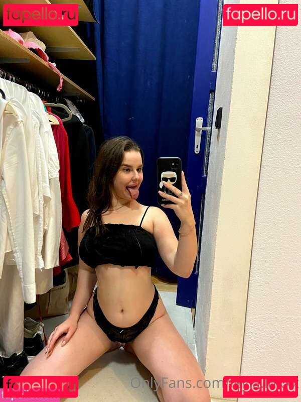 Leyla / https: / leyla.luxxx / repressed-princess Onlyfans Photo Gallery 