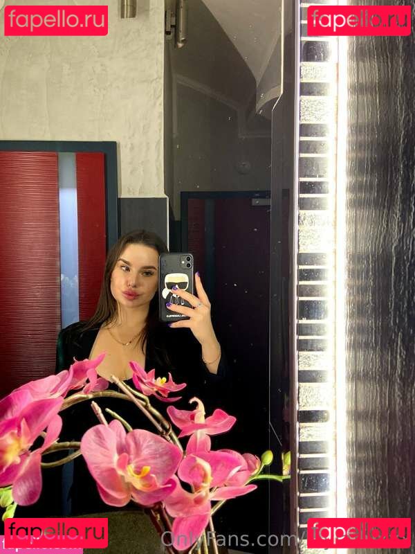 Leyla / https: / leyla.luxxx / repressed-princess Onlyfans Photo Gallery 