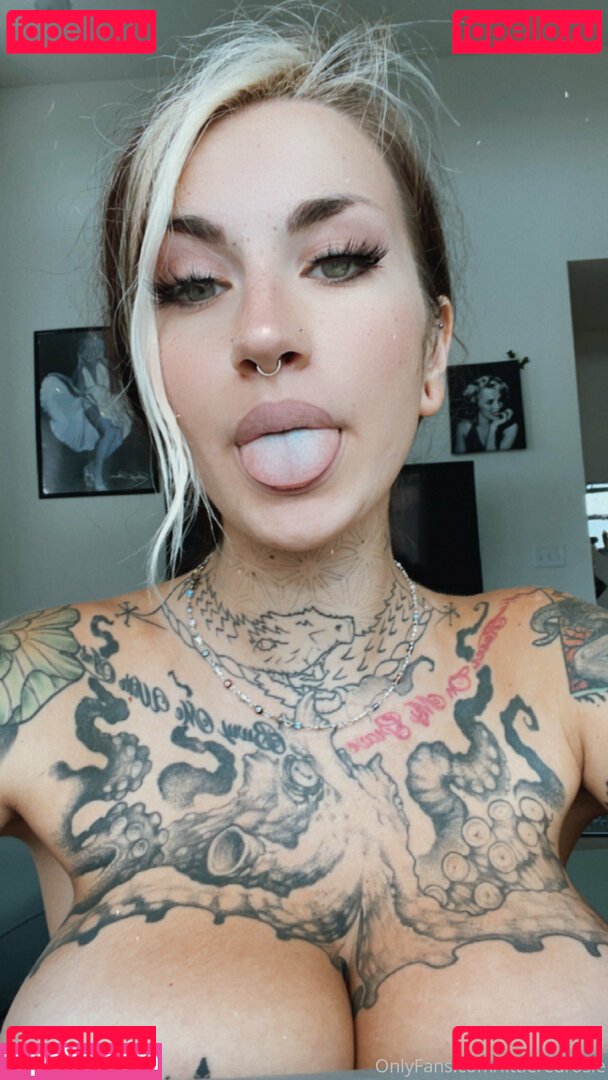 redrosalia / redrosalie Onlyfans Photo Gallery 