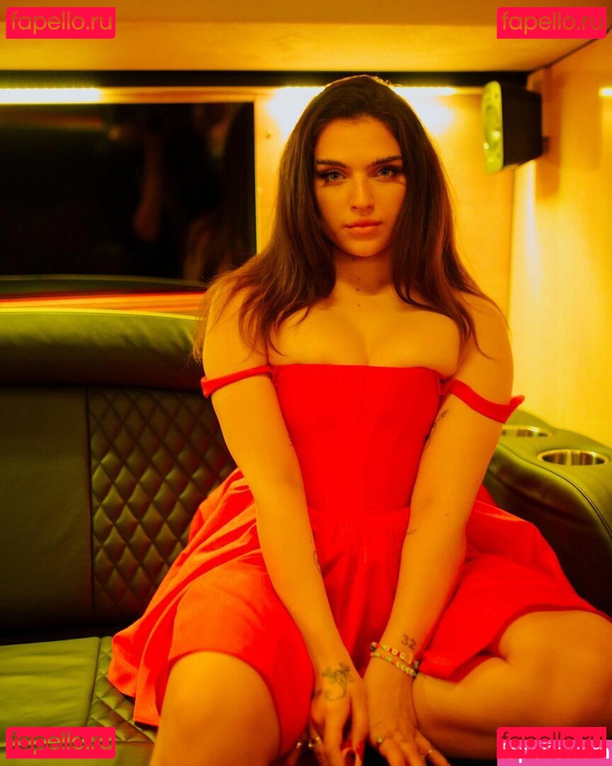 Mae Muller / maemuller Onlyfans Photo Gallery 