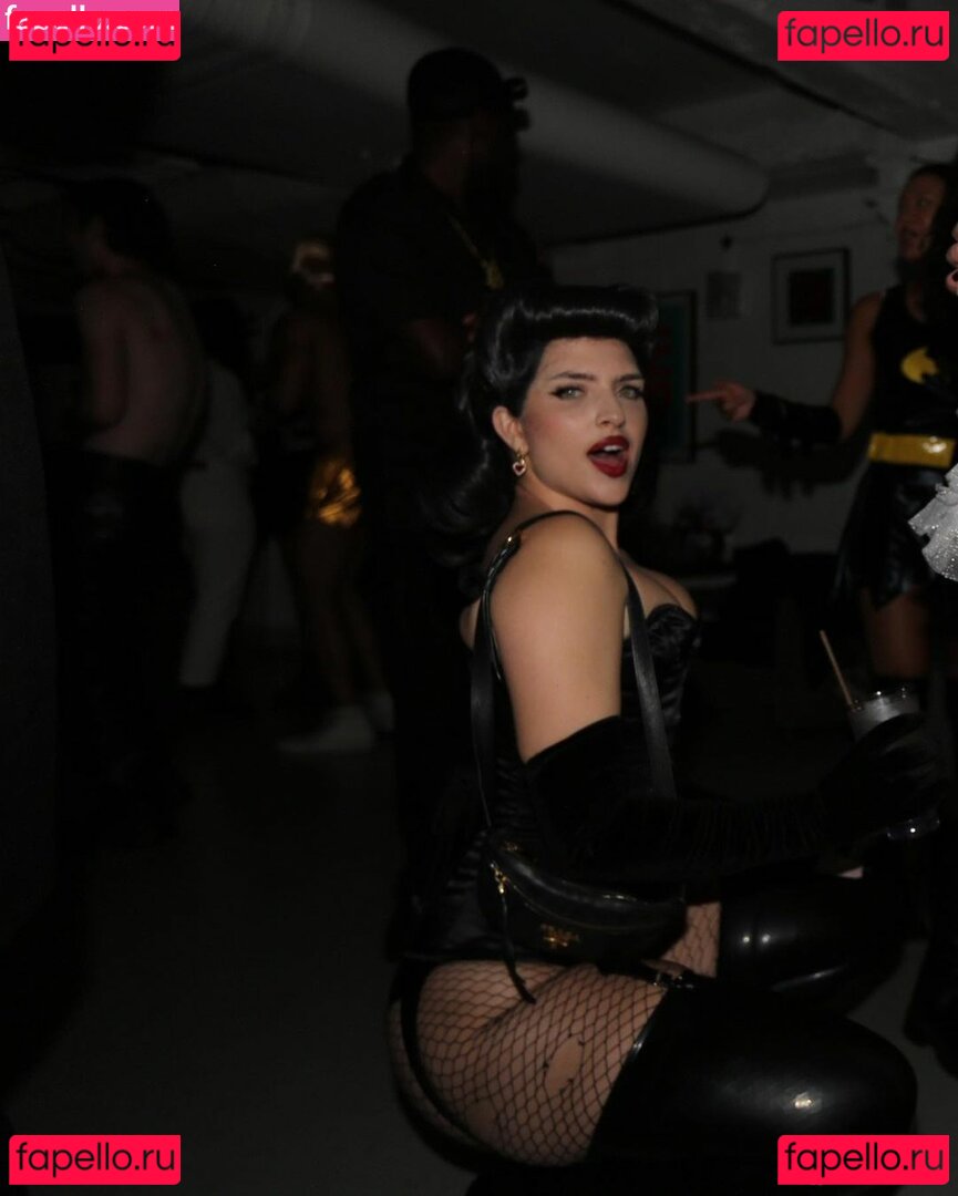 Mae Muller / maemuller Onlyfans Photo Gallery 