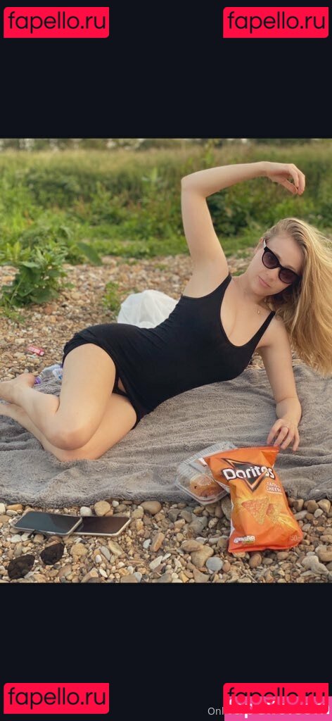 Cara Arabella / arabella_bitchx / lilbluex / rosec_xx Onlyfans Photo Gallery 