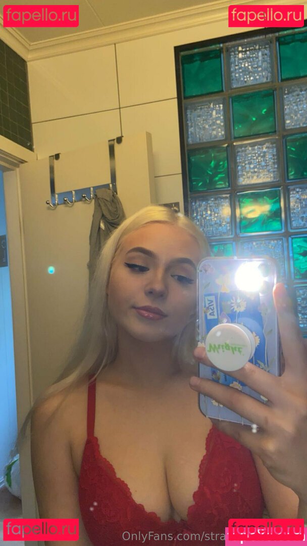 dastrawberrygirl / strawberryhelene Onlyfans Photo Gallery 