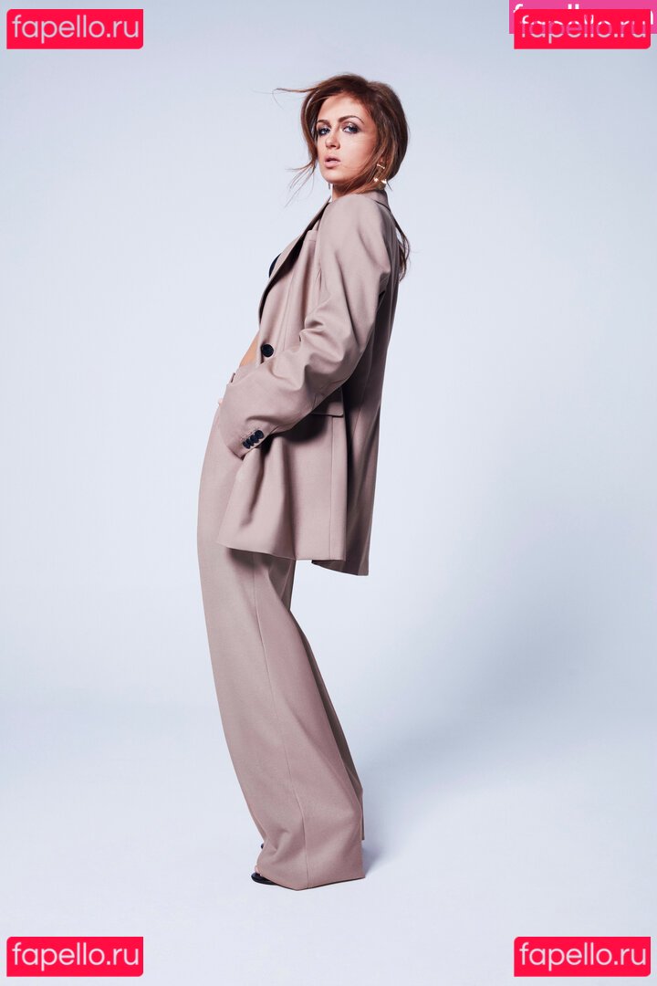 Maisie Smith / maisiesmithofficial Onlyfans Photo Gallery 