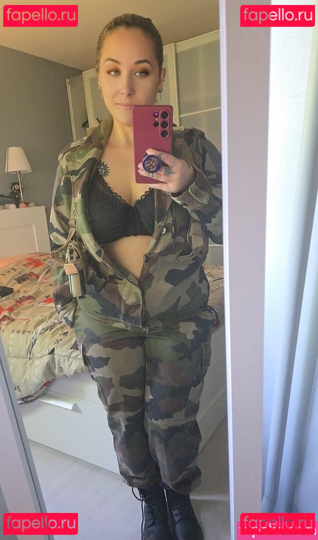 lariarussell / ryanfirst1 Onlyfans Photo Gallery 