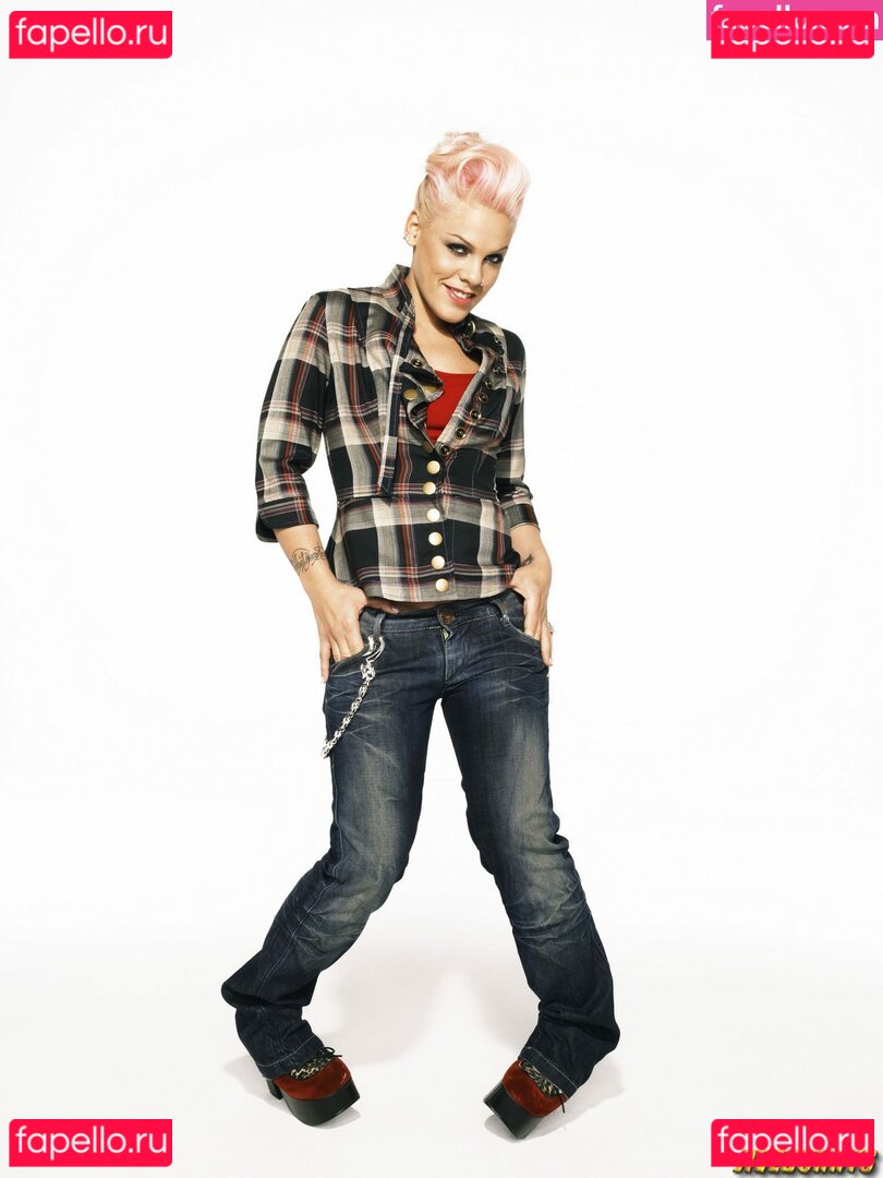 Alecia Beth Moore / Pink / pinksuicide Onlyfans Photo Gallery 