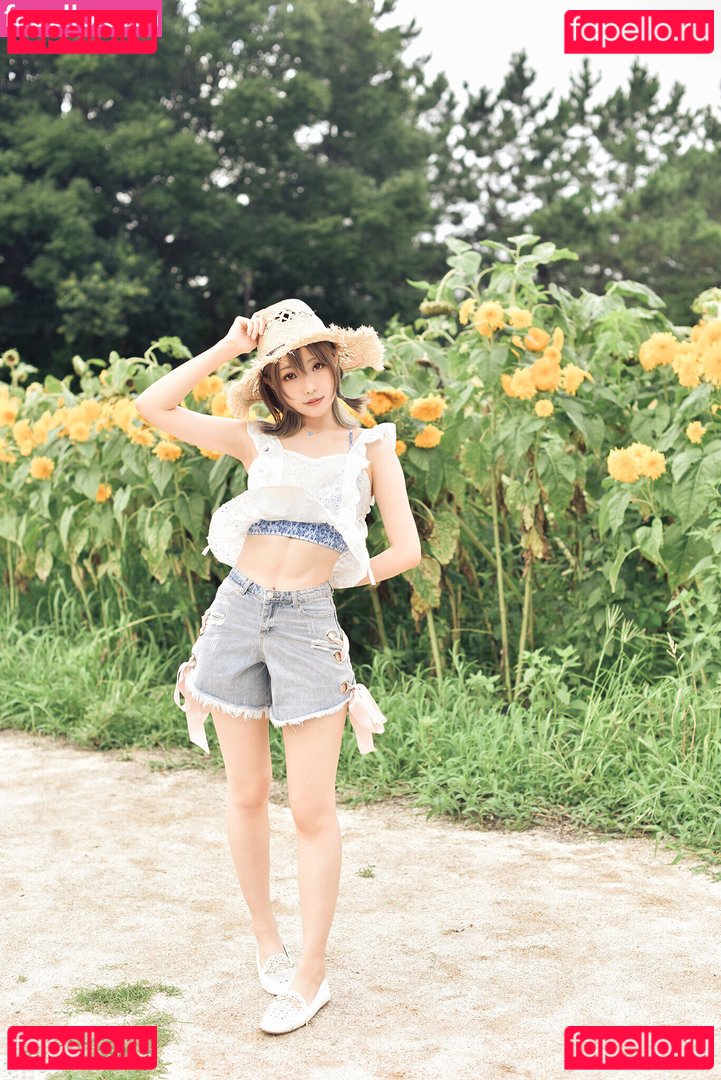 Ely / Ely_eee / eeelyeee Onlyfans Photo Gallery 